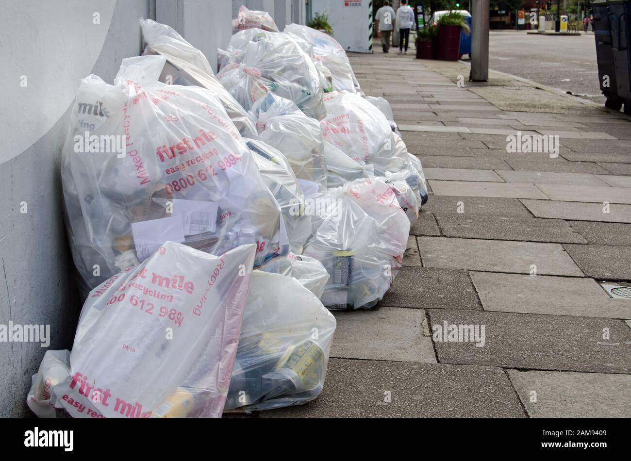 London, Großbritannien - 20. Juli 2019: Beutel mit recycelbarem Abfall, die auf einem Straßenbelag in Southwark, London, aufwarten. Stockfoto