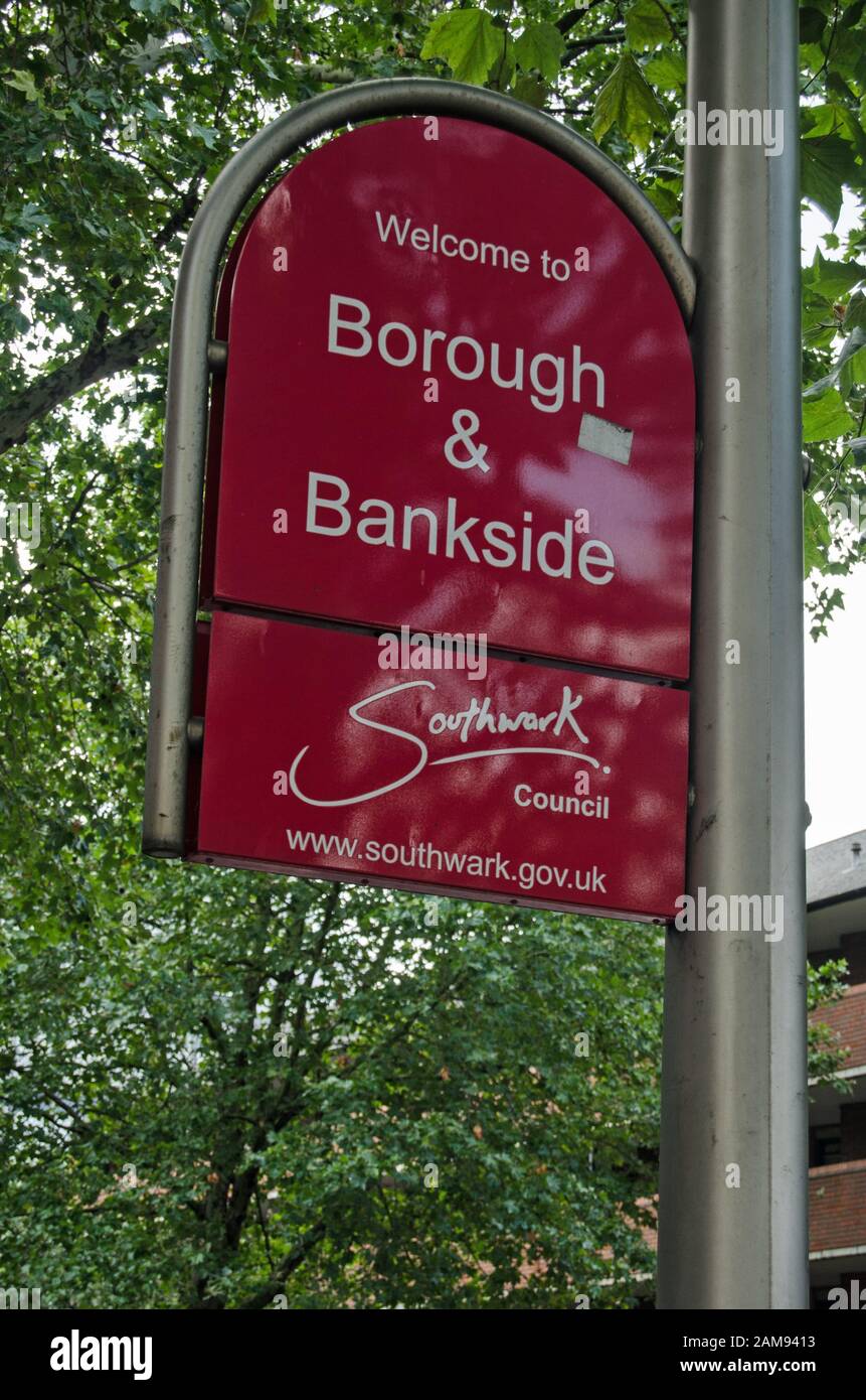 London, Großbritannien - 20. Juli 2019: Schild, das Besucher in den Bezirken Bankside und Borough im London Borough of Southwark willkommen heißt. Stockfoto