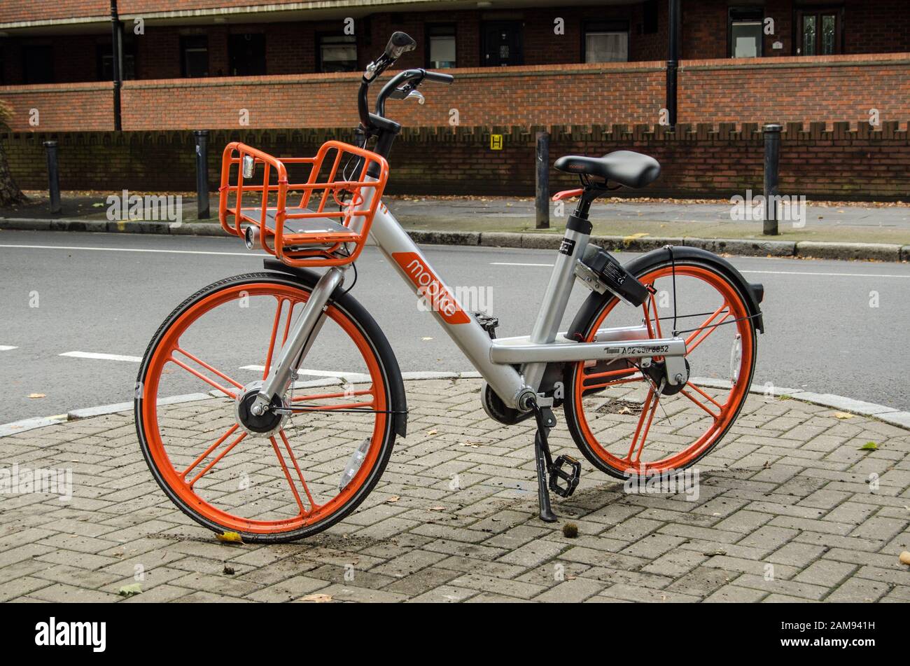 London, Großbritannien - 20. Juli 2019: Ein Fahrrad aus dem Mobike Fahrradteilungsprogramm auf dem Straßenbelag in Southwark, London. Mobike ist das größte Unternehmen Stockfoto