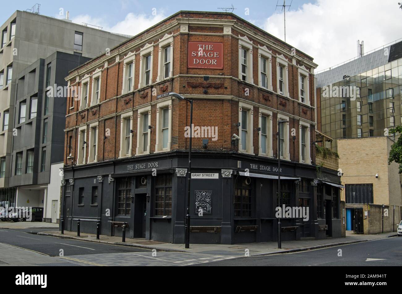 London, Großbritannien - 20. Juli 2019: Das historische Öffentliche Haus Der Bühnentür im Waterloo-Viertel von Southwark, South London. Auf diesem Sit gab es eine Kneipe Stockfoto