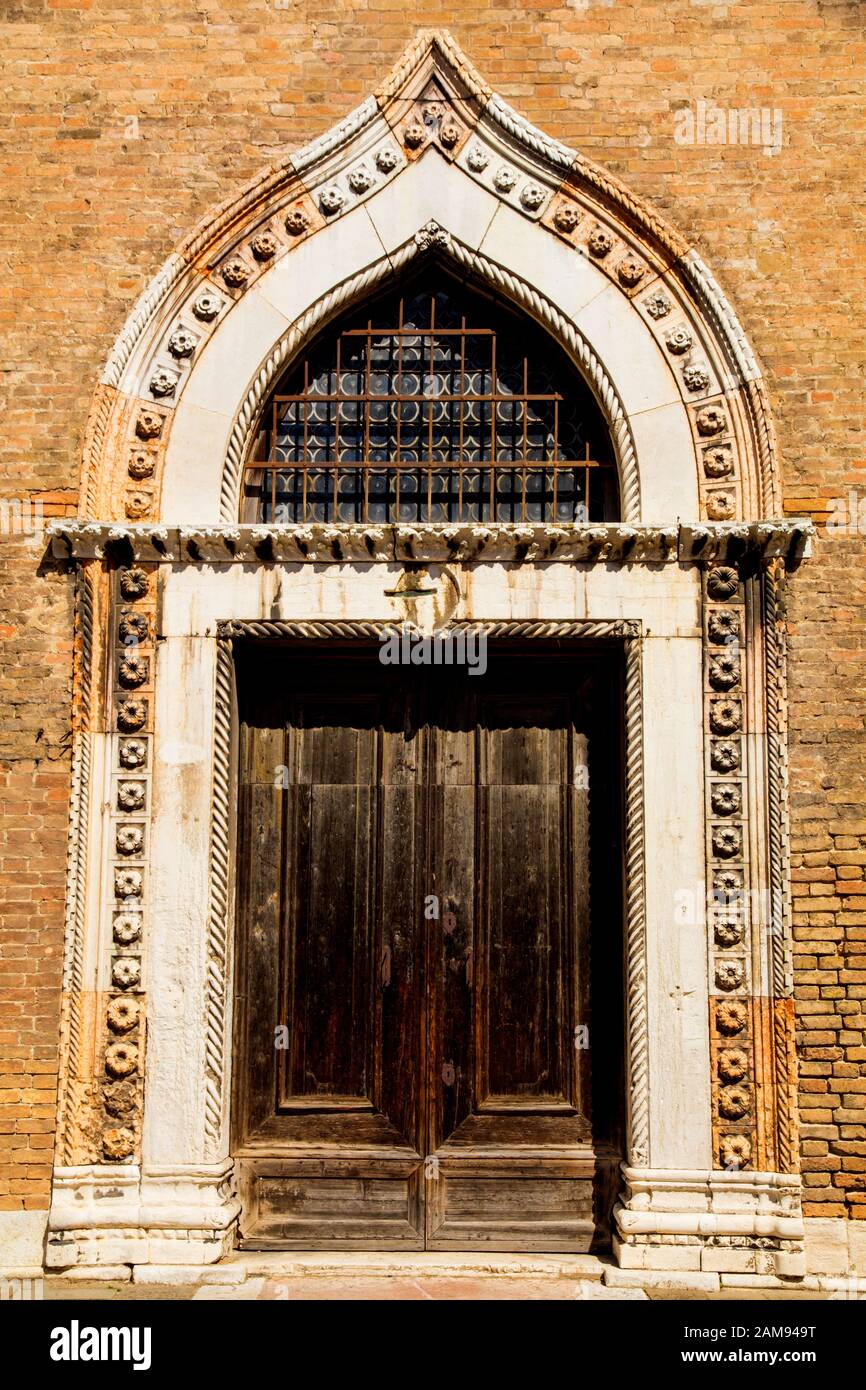 Die Tür zu Chiesa di S. Gregorio in Venedig Italien Stockfoto