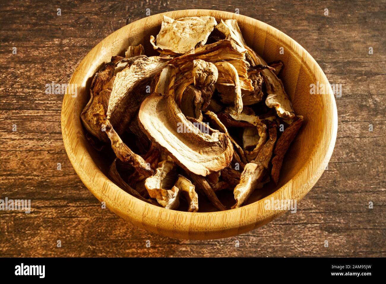 Getrocknete Steinpilze auf Holztisch Stockfoto