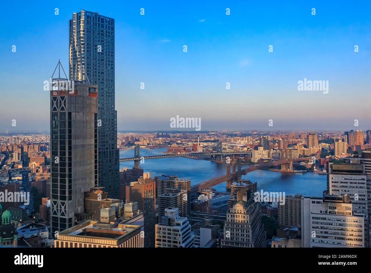 Luftansicht von New York Downtown Lower Manhattan auf die Skyline von Brooklyn über die Brooklyn Bridge und die Manhattan Bridge am East River Stockfoto