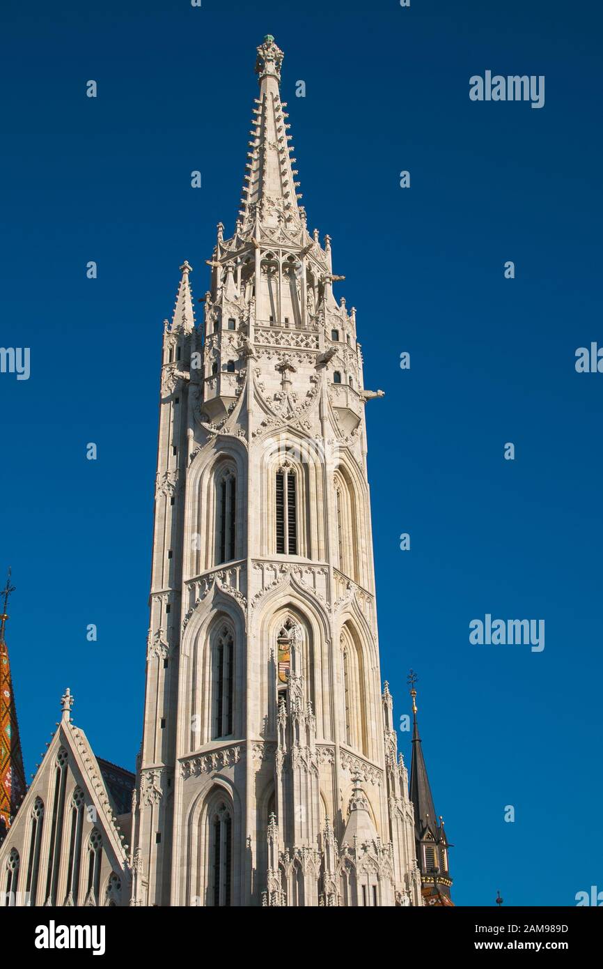 Blick auf den Kirchturm der Matthias Kirche gegen den blauen Himmel in Budapest Stockfoto