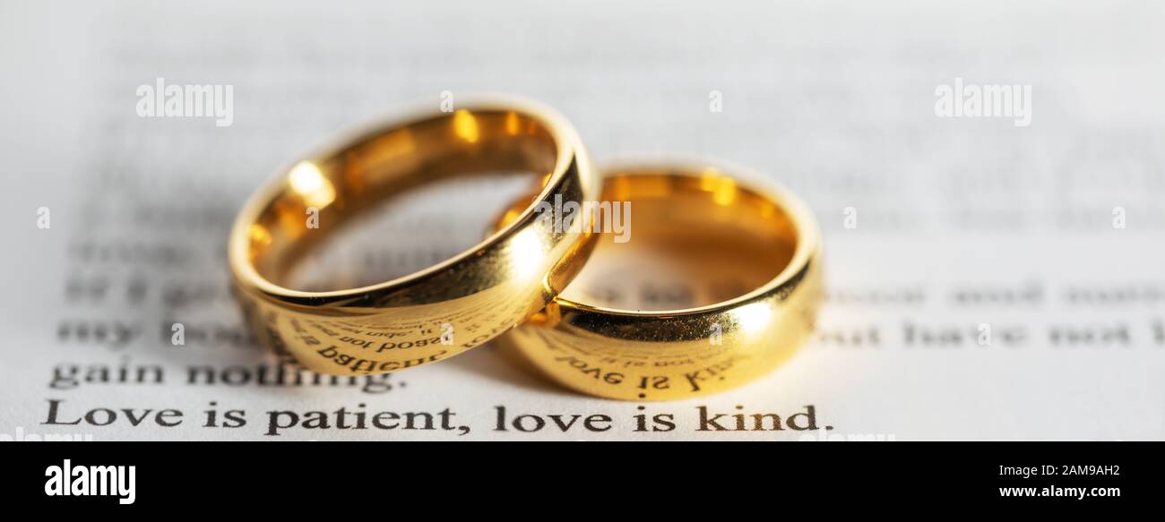 Zwei goldene Hochzeit Ringe auf Heilige Bibel Buch schließen nach oben Stockfoto
