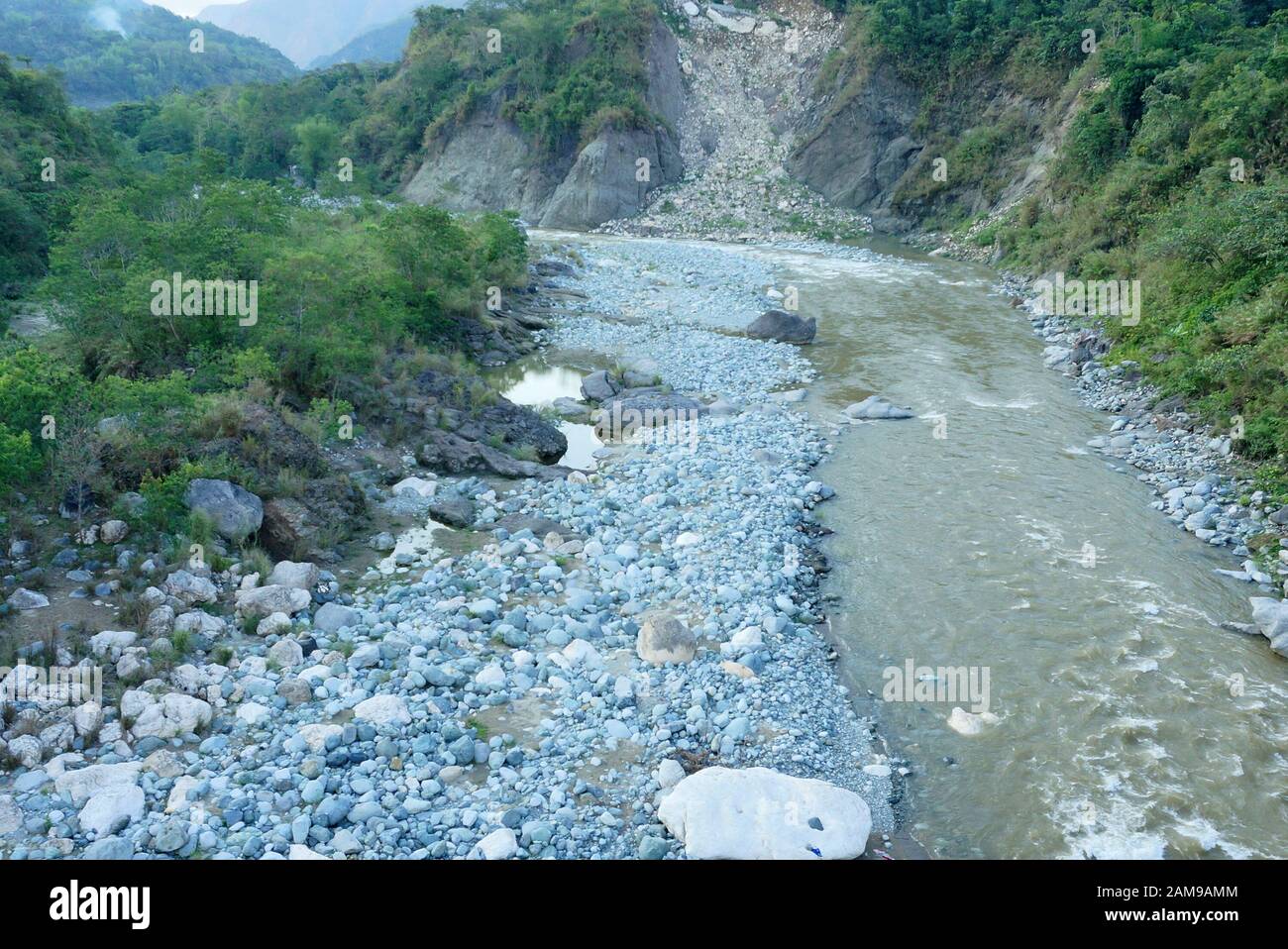 Schmutziger Fluss durch Steinbrüchen in Benguet, Philippinen. Ungeeignet für Angeln und andere Freizeitaktivitäten. Foto aufgenommen am 28. April 2014 Stockfoto