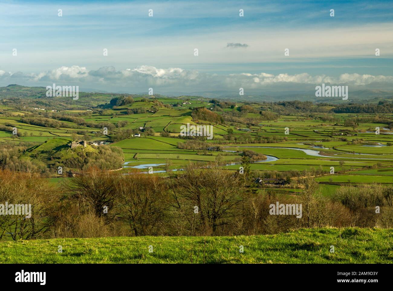 Blick auf das Tywi Valley von Paxtons Tower Carmarthenshire South West Wales an einem sonnigen Wintertag im Januar Stockfoto