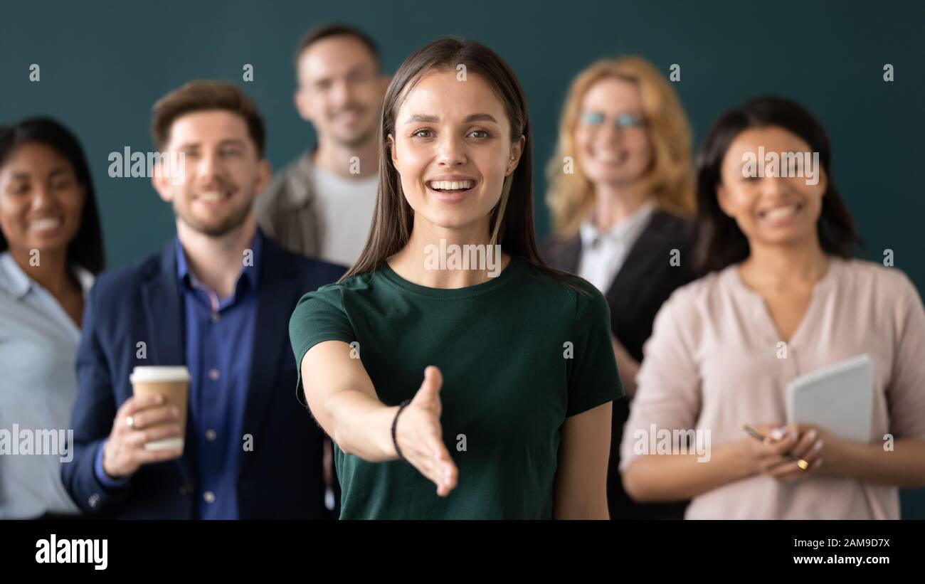 Frau Company Repräsentantin hält Hand für Händeschütteln einladenden Kunden Stockfoto