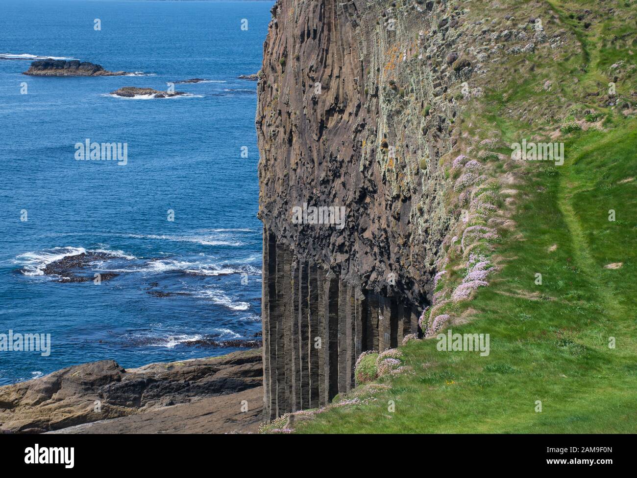 Blick auf die Basalt-Säulen-Felsformation Staffa Island Scotland Stockfoto