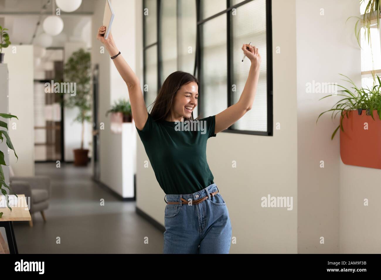 Emotionales Studenten-Mädchen feiert erfolgreichen Prüfungsdurchgang Stockfoto