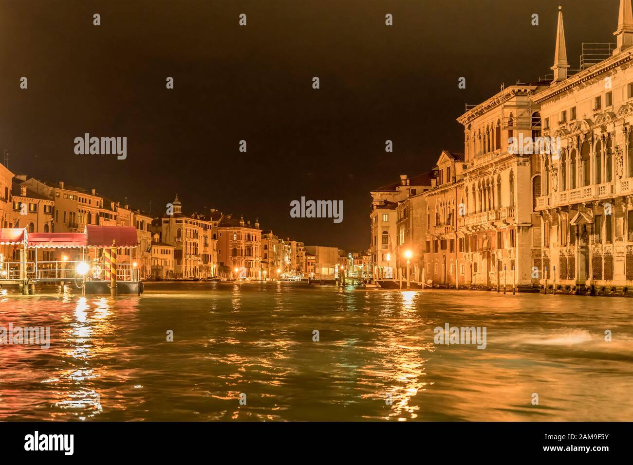 Venedig, ITALIEN - 30. Oktober 2019: Nächtliches Stadtbild mit Lichtern auf dem großen Kanal namens "Grande", am 30. oktober 2019 in Venedig, Venetien, Italien, gedreht Stockfoto