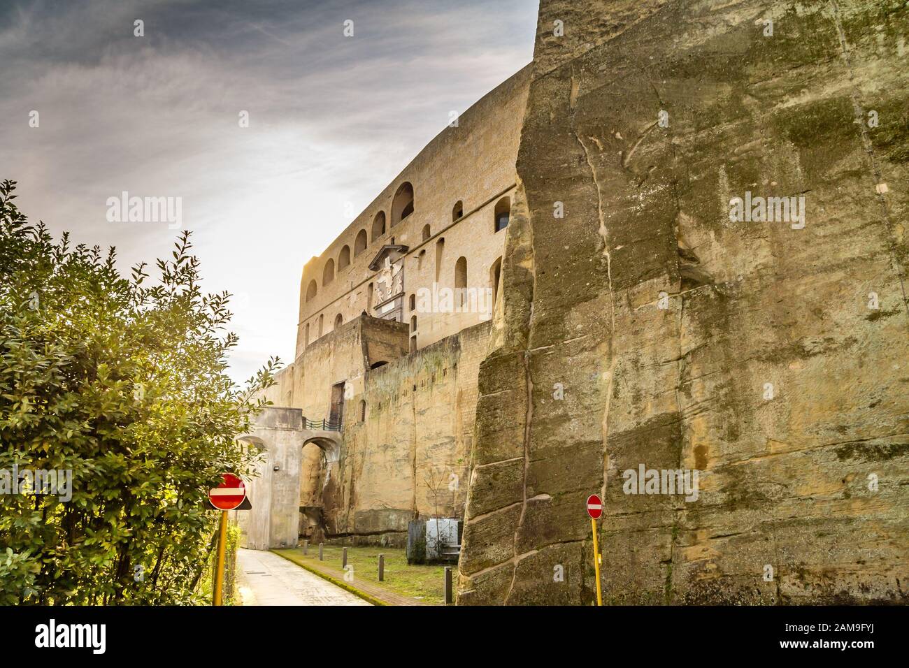 Neapel, ITALIEN - 3. JANUAR 2020: Licht ist das Castel Sant Elmo in Neapel, Italien Stockfoto