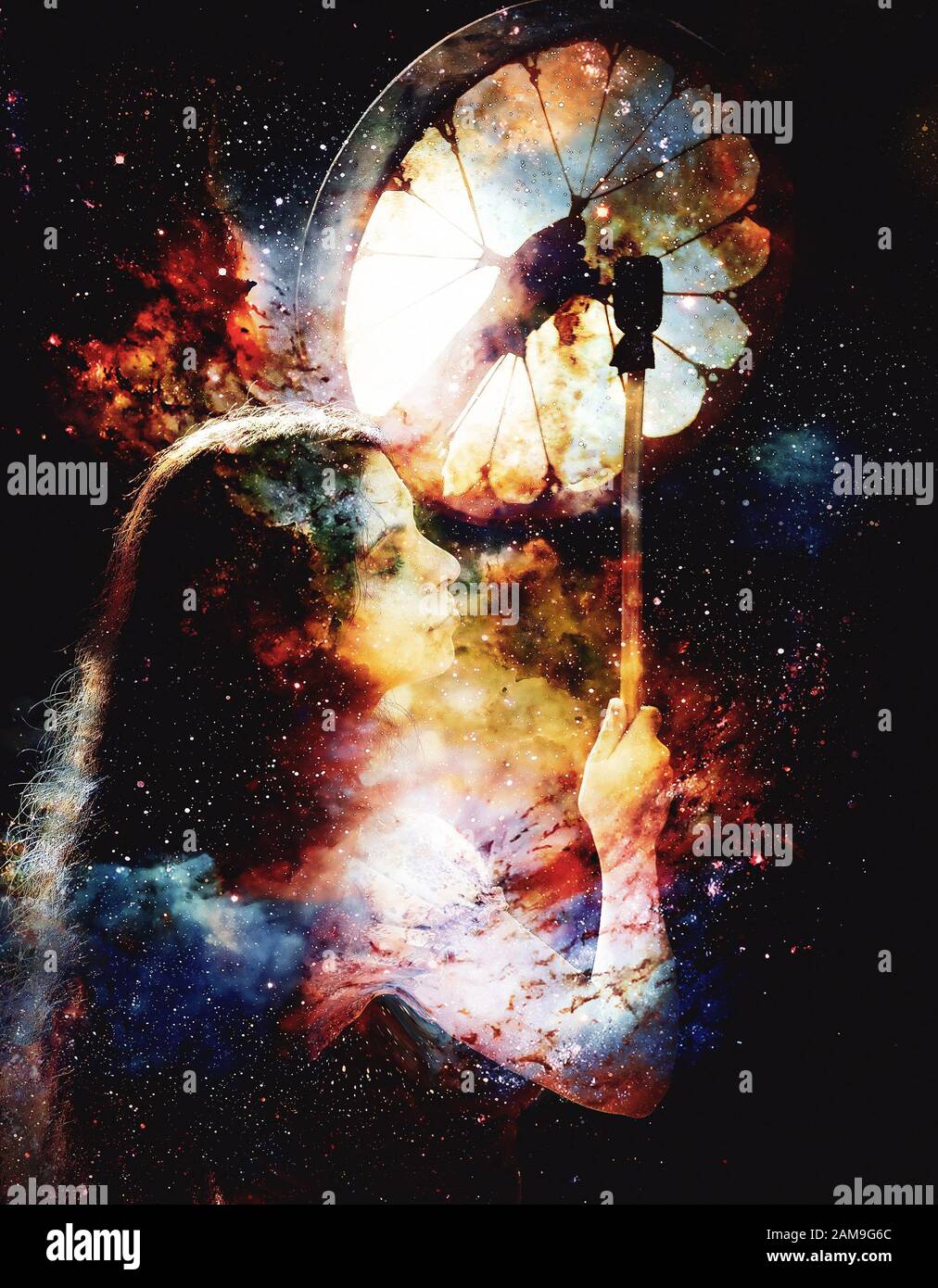 Schamanisches Mädchen mit Rahmentrommel auf abstraktem strukturiertem Raumhintergrund. Stockfoto