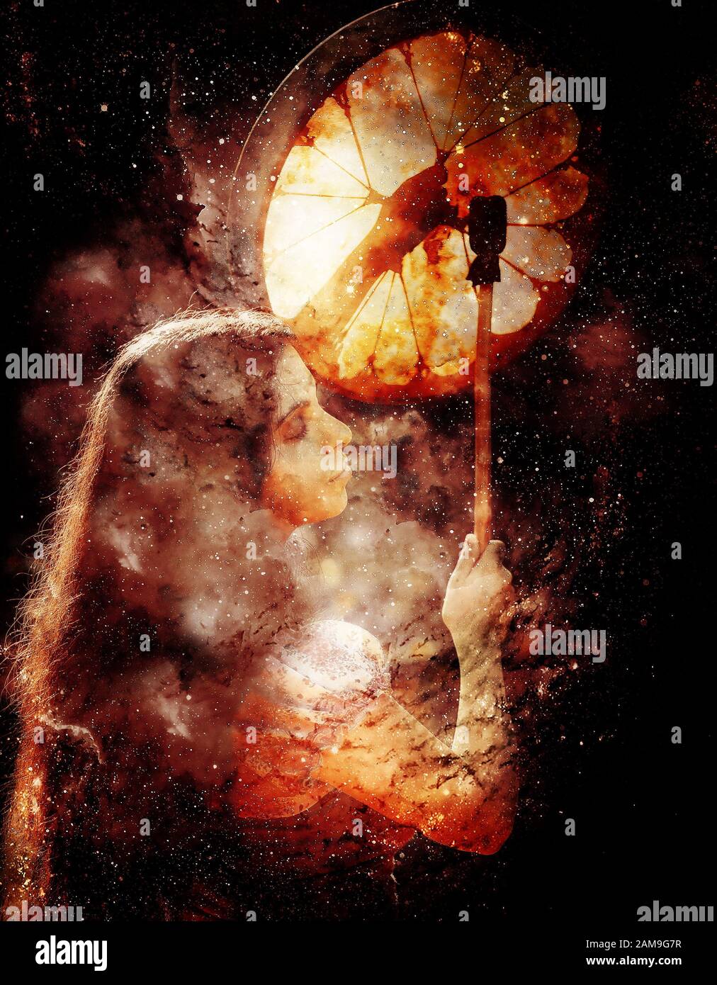 Schamanisches Mädchen mit Rahmentrommel auf abstraktem strukturiertem Raumhintergrund. Stockfoto