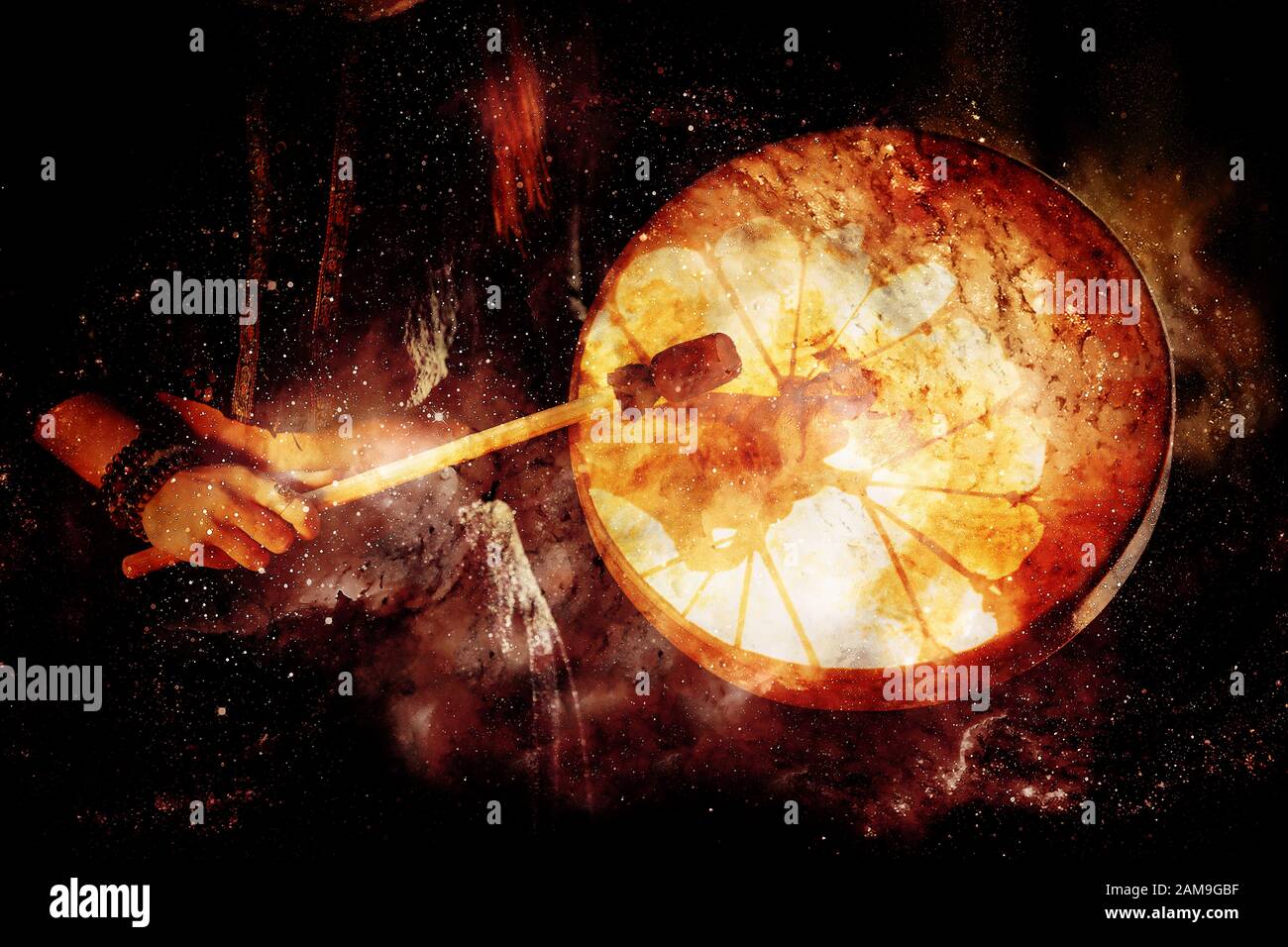 Schamanisches Mädchen mit Rahmentrommel auf abstraktem strukturiertem Raumhintergrund. Stockfoto