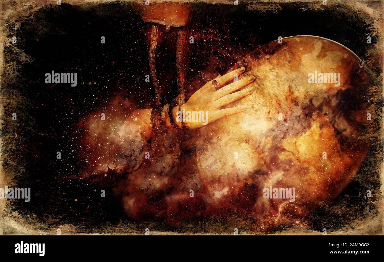 Schamanisches Mädchen mit Rahmentrommel auf abstraktem strukturiertem Raumhintergrund. Stockfoto