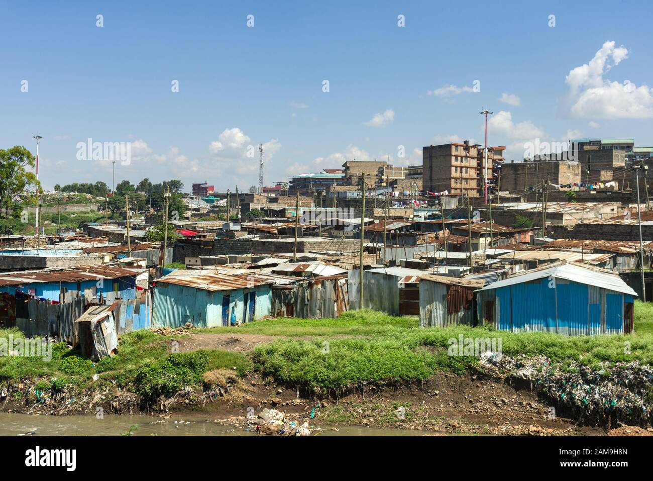 Blick auf den Fluss Nairobi, Korogocho Slum Shacks und andere Gebäude, Nairobi, Kenia Stockfoto