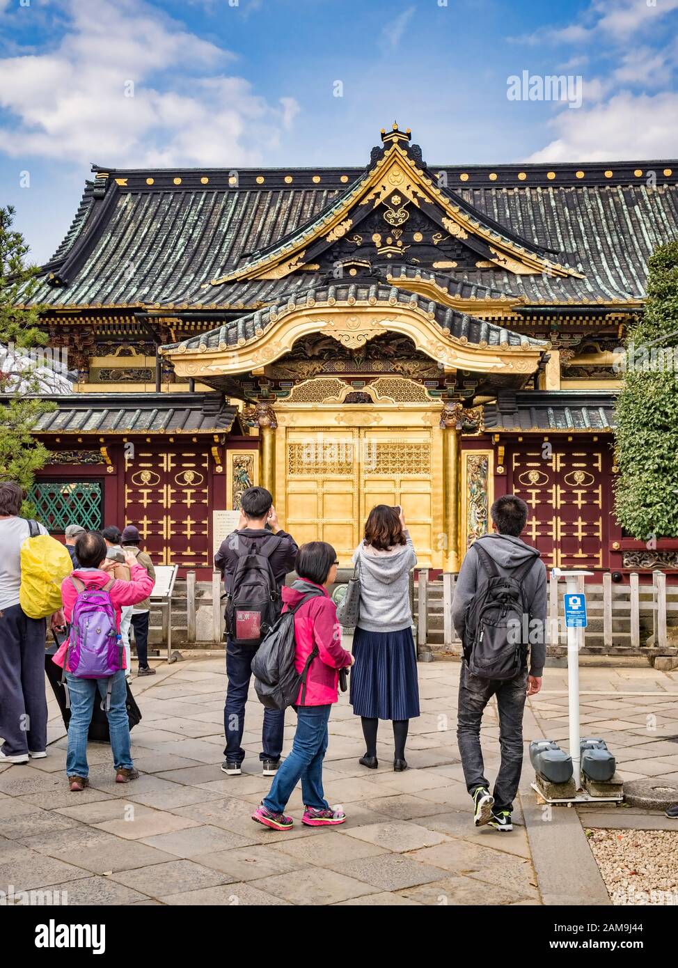 22. März 2019: Tokio, Japan - Besucher des Ueno Toshogu Shinto Shrine im Ueno Onshi Park, Tokio, im Frühjahr. Es gibt eine Kameraplattform für die Aufnahme von g Stockfoto