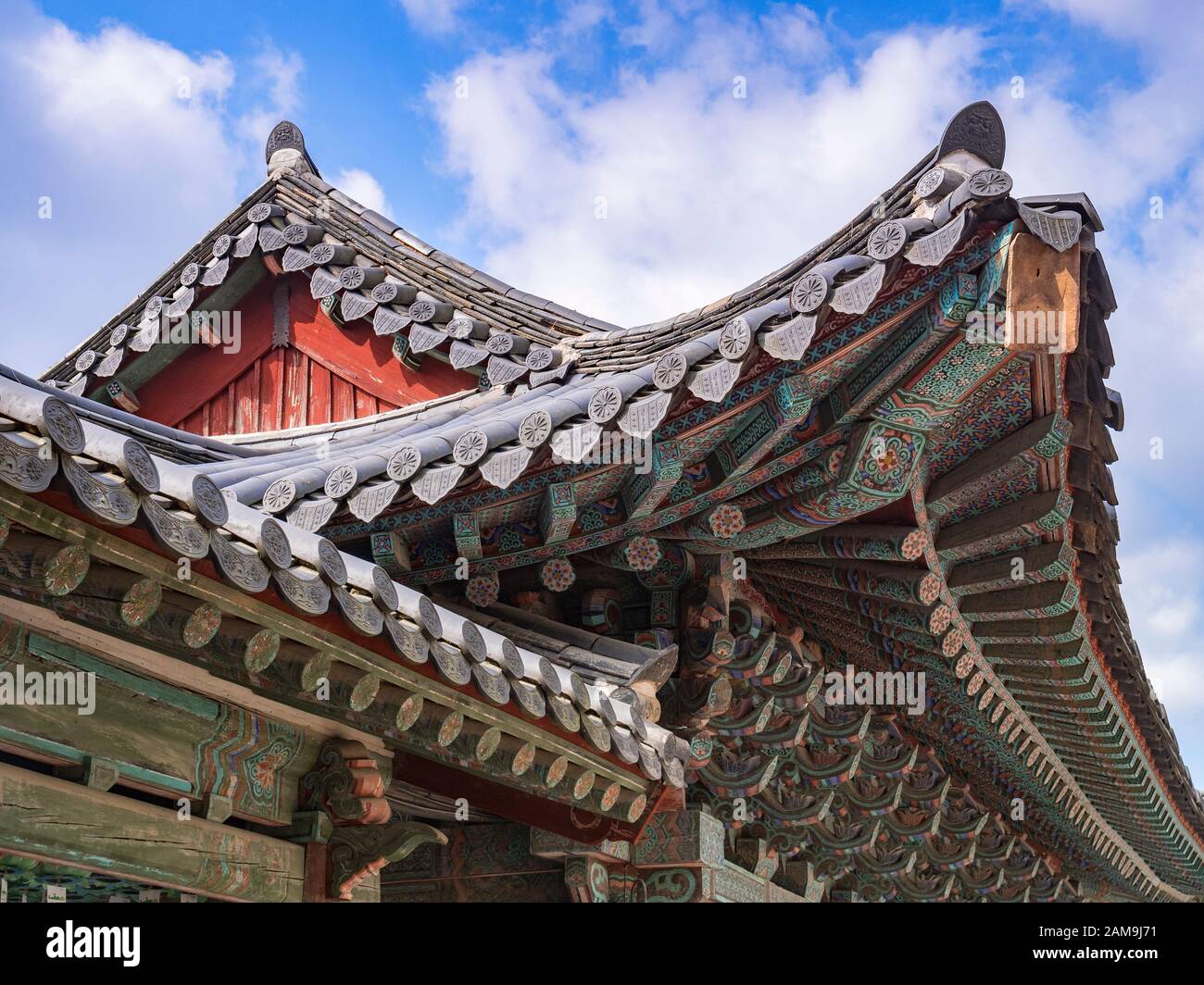 31. März 2019: Gyeong-Ju, Südkorea - Detail des Daches am buddhistischen Tempel Bulguksa, Gyeong-Ju, einem UNESCO-Weltkulturerbe. Stockfoto