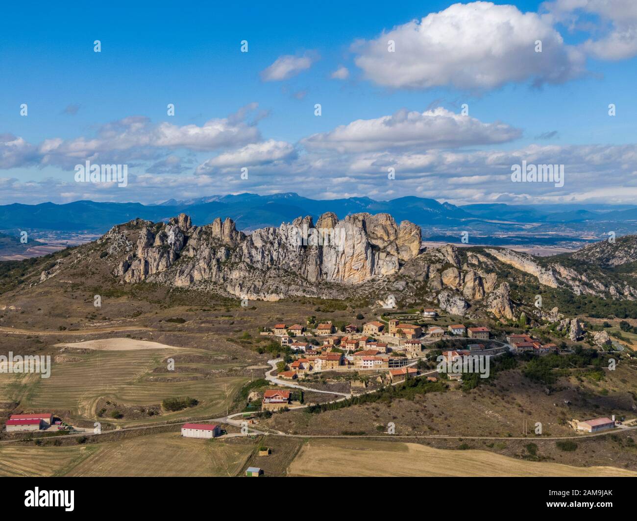 Dorf Cellorigo und die zerklüftete Felslandschaft in der Provinz La Rioja, Spanien Stockfoto