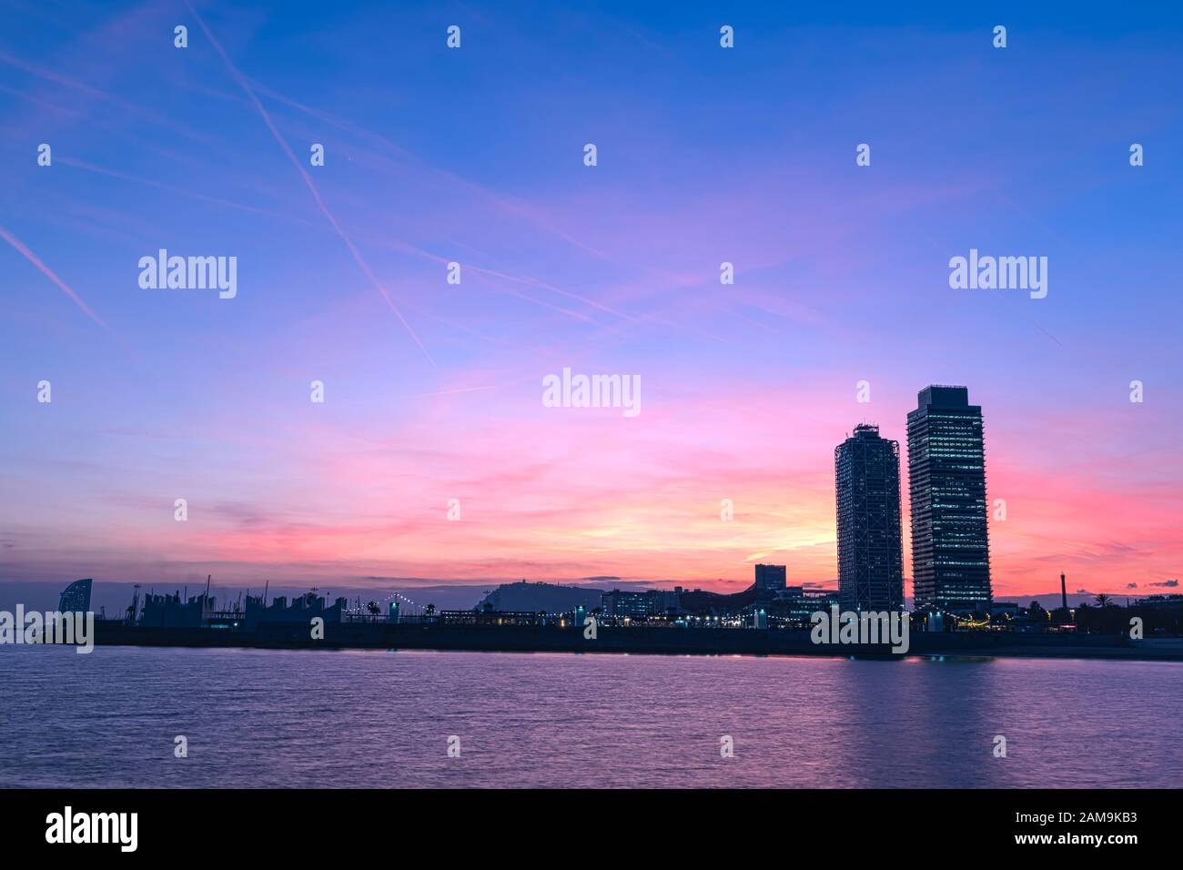 Blick auf die Küste Barcelonas in der Abenddämmerung in der blauen Stunde Stockfoto