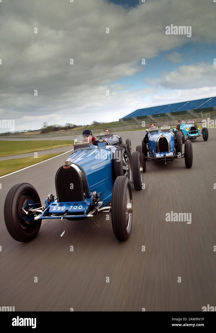 Bugatti Type 35 (Blue Car's) und Type 51 (Black and Turquoise Car's) fahren auf der Silverstone Rennstrecke Northants UK Stockfoto