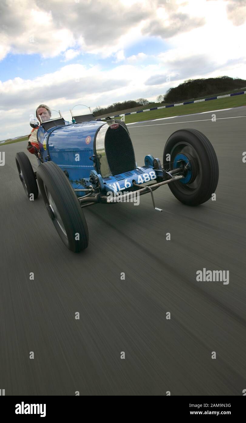 Bugatti Type 35 Oldtimer-Rennwagen, der auf der Silverstone Rennstrecke Northants UK fährt Stockfoto