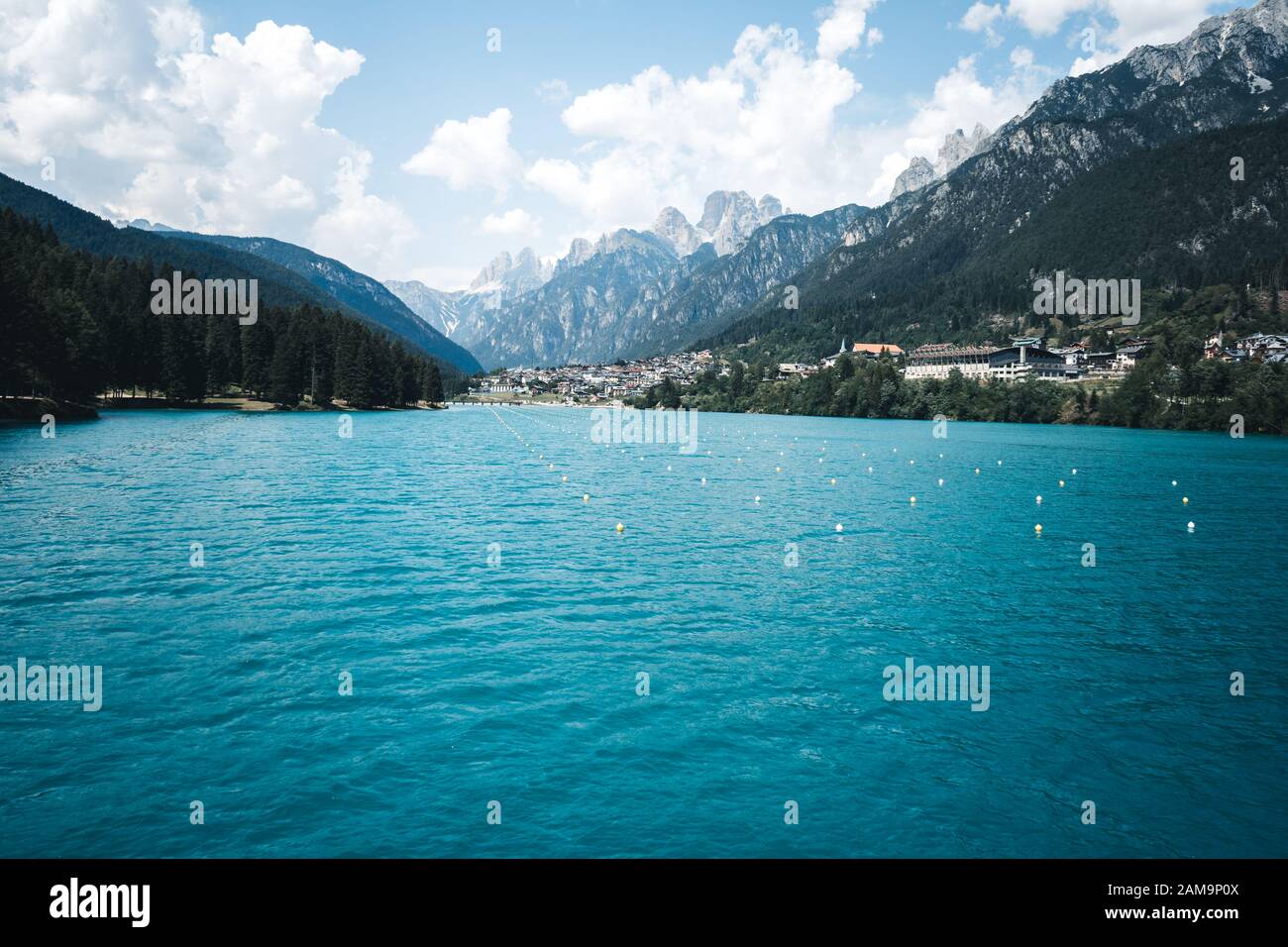 Blick auf alpinen See Italiens, der Lago di Santa Caterina (Auronzosee) und Tre Cime di Lavaredo, Auronzo, Sextener Dolomiten, Belluno Stockfoto