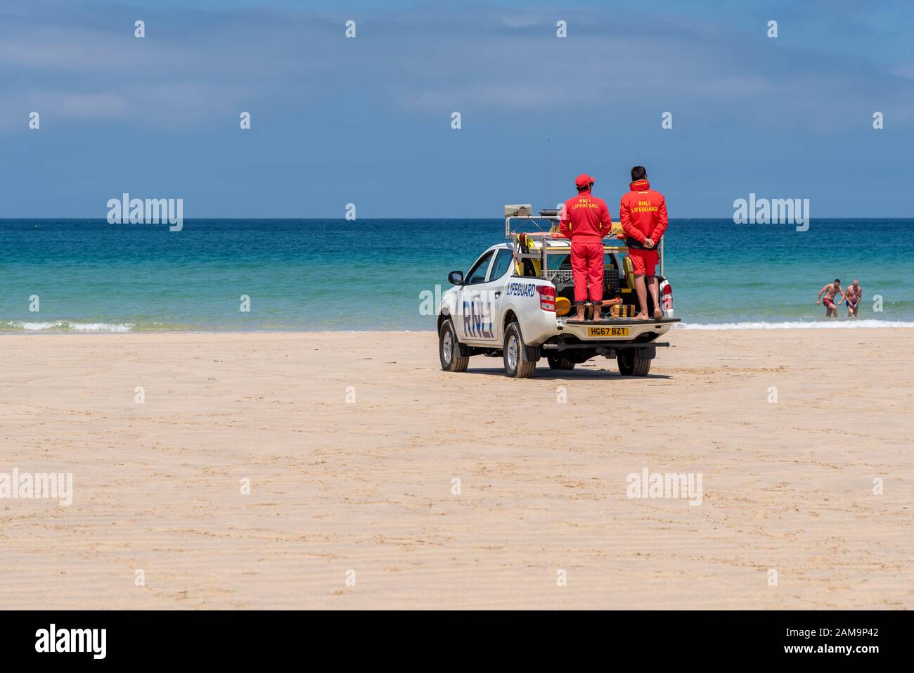 Rettungsschwimmer an einem RNLI-LKW, Porthmeor Beach, St Ives, Cornwall, Großbritannien - Rettungsschwimmerstrand, Rettungsschwimmer Deutschland Stockfoto