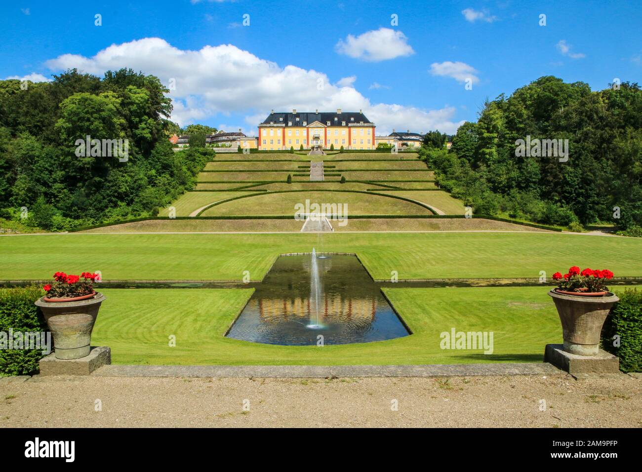 Das Schloss Ledreborg in Dänemark mit seinem schönen Park. Ein schöner Anblick für die Touristen. Stockfoto