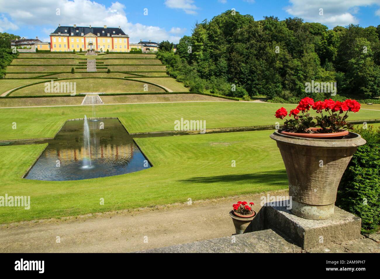 Das Schloss Ledreborg in Dänemark mit seinem schönen Park. Ein schöner Anblick für die Touristen. Stockfoto
