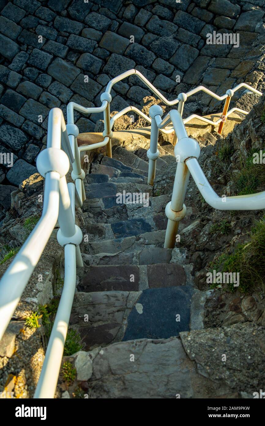 Schritte, Castle Rock, Wellenbrecher, Bude. Stockfoto