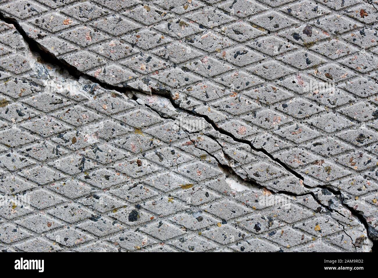 Textur der Hintergrundwand mit einem Riss. Stockfoto