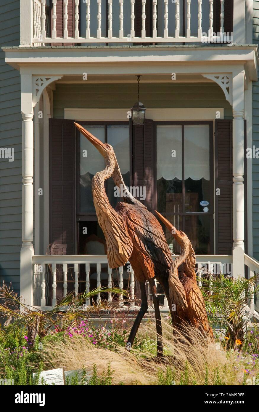 Mutter- und Babykran, von Dayle Lewis aus dem 2008 von Hurrikan Ike zerstörten lebenden Eiche geschnitzt, im East End District, Galveston, Texas, USA Stockfoto