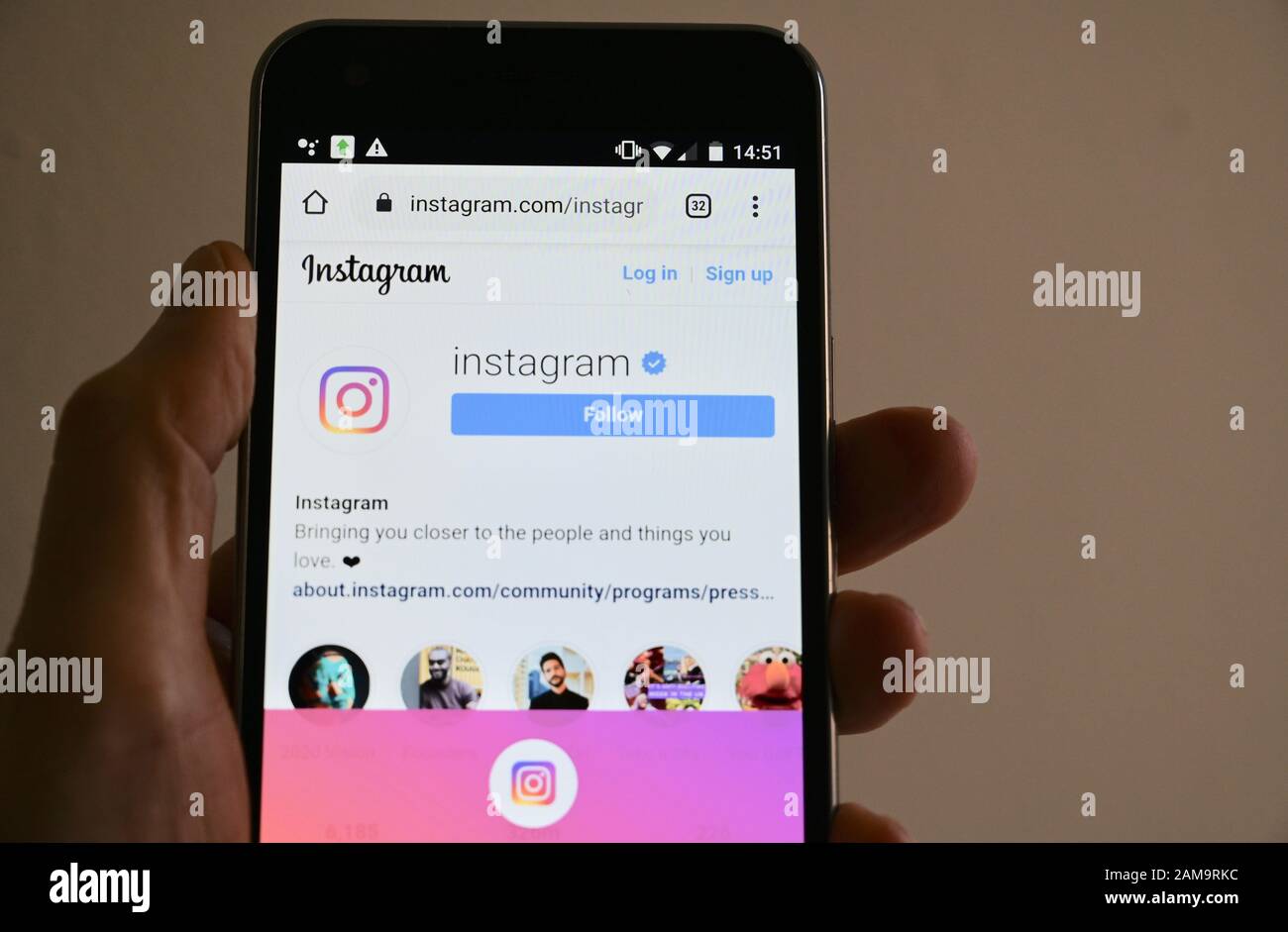 Instagram-Logo wird auf einem Handybildschirm angezeigt. Stockfoto