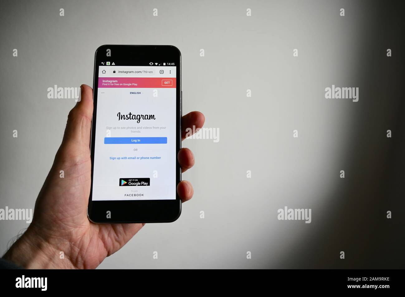 Instagram-Logo wird auf einem Handybildschirm angezeigt. Stockfoto