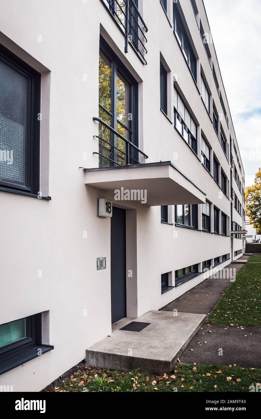 Stuttgart, Deutschland, 15. Oktober 2019: Weissenhof Siedlung alias Weissenhofsiedlung Hauptgebäude von Mies van der Rohe in Stuttgart, Deutschland. Modernistischen Stockfoto