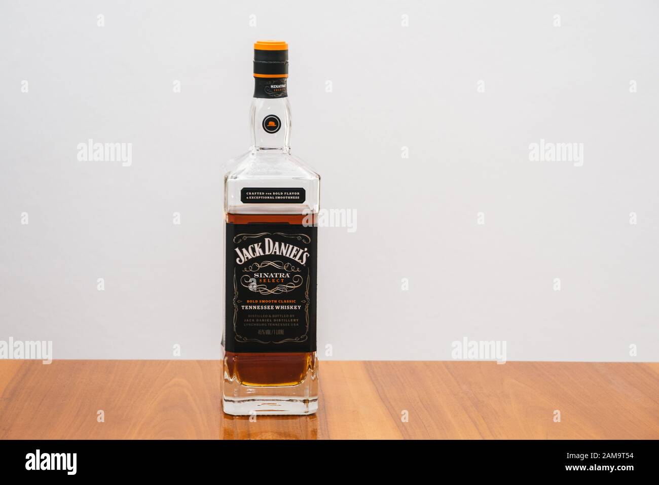 Lynchburg, Tennessee, USA - 11. Januar 2020: Jack Daniels Sinatra Select Tennessee Whiskey in einer Flasche auf einem eleganten Holztisch. Ein luxuriöses Getränk. Stockfoto