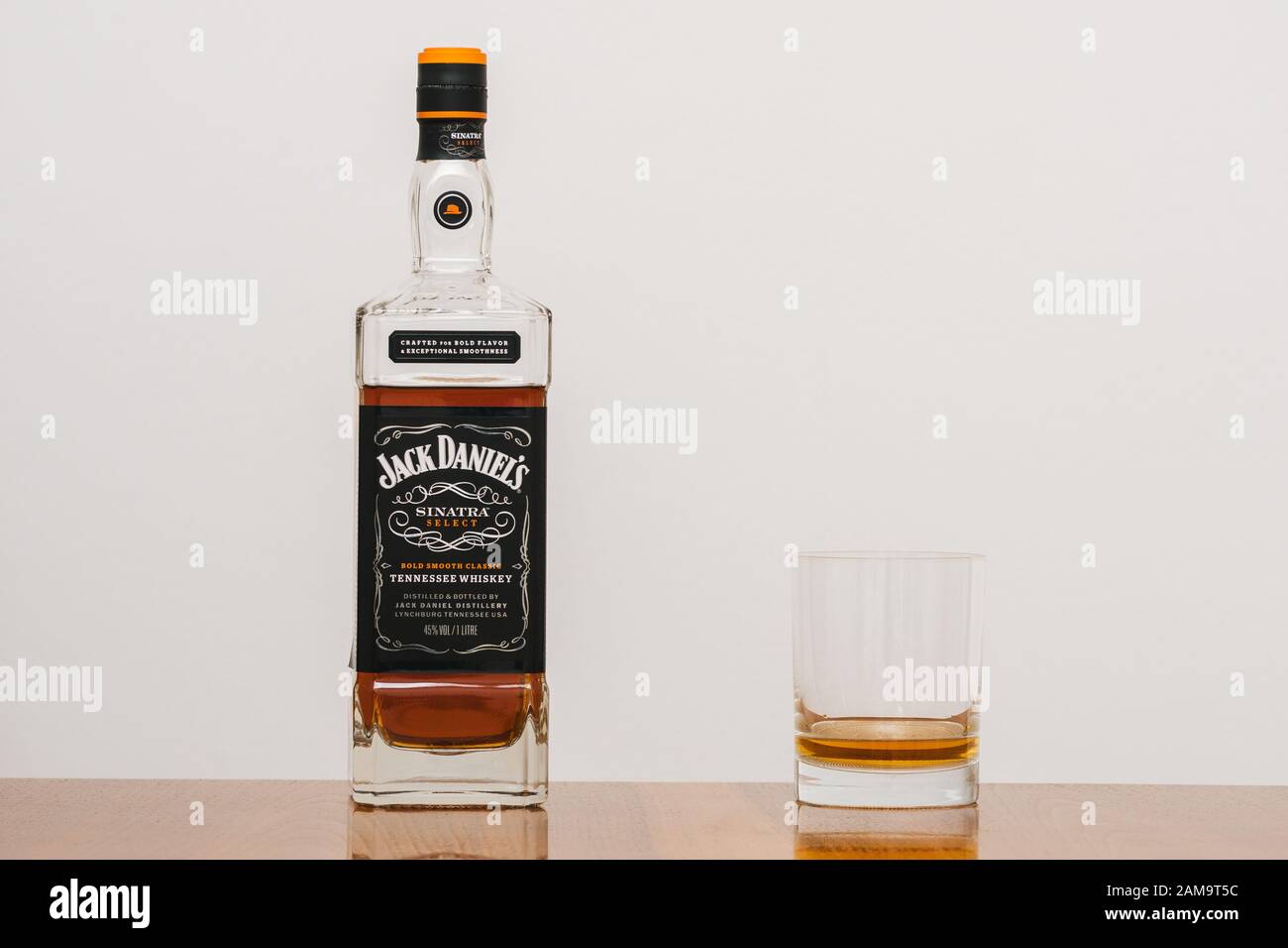 Lynchburg, Tennessee, USA - 11. Januar 2020: Jack Daniels Sinatra Select Tennessee Whiskey in einer Flasche und ein Tumbler Glas auf einem eleganten Wood Table. A Stockfoto