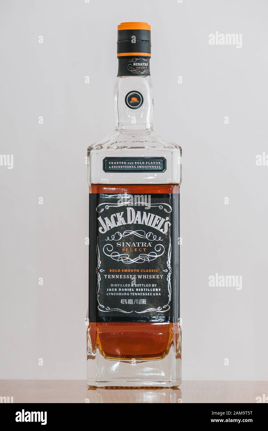 Lynchburg, Tennessee, USA - 11. Januar 2020: Jack Daniels Sinatra Select Tennessee Whiskey in einer Flasche auf einem eleganten Holztisch. Ein luxuriöses Getränk. Stockfoto