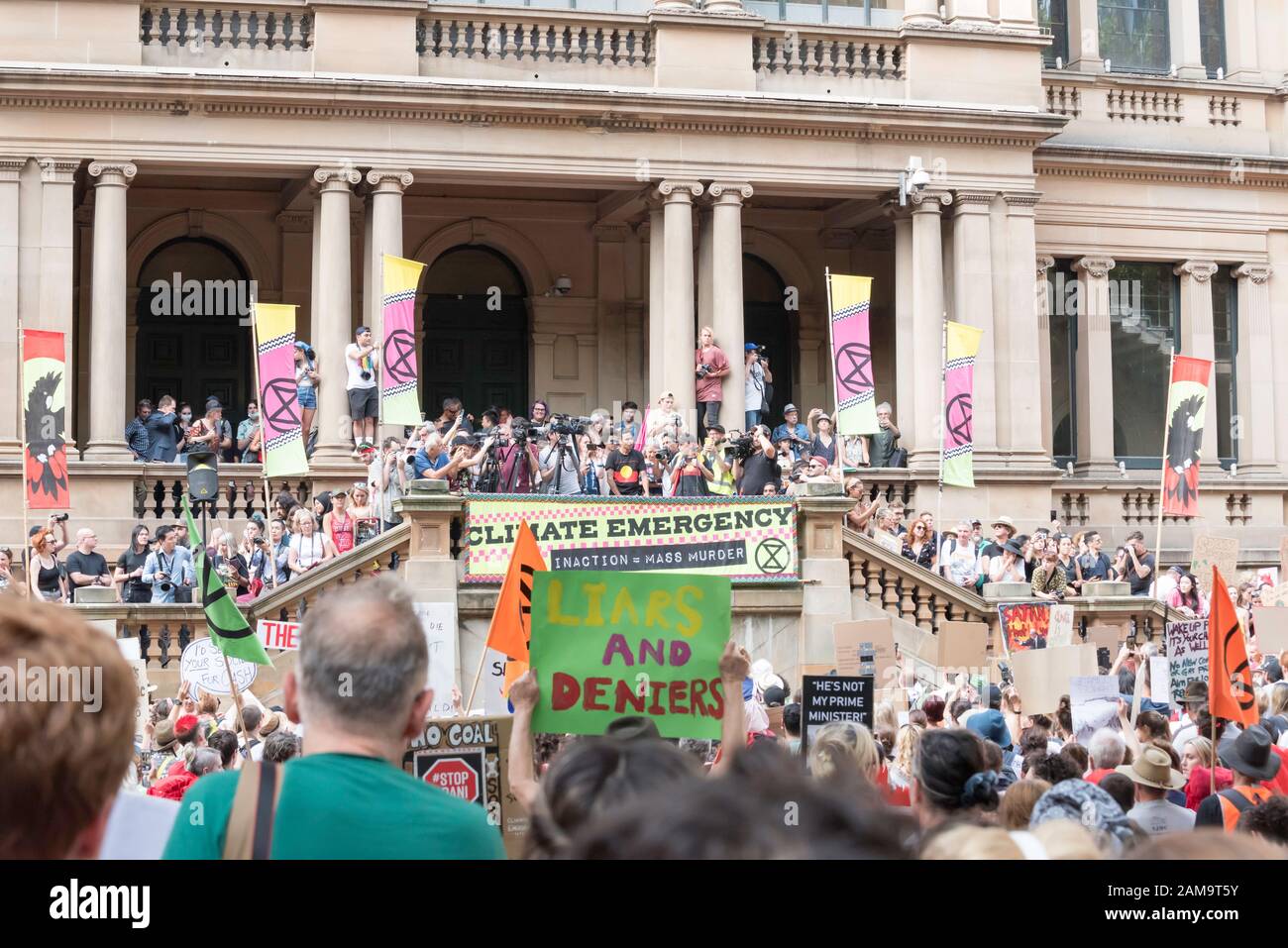 Sydney, Australien 10. Januar 2020: Eine Menge, die auf mehr als dreißigtausend Menschen geschätzt wurde, versammelte sich in der Sydney Town Hall und marschierte dann an einem heißen Freitagabend durch die Stadt. Sie waren da, um die Feuer- und Einsatzkräfte sowie die Besatzungen zu unterstützen und zu danken, die mit den massiven australischen Bränden zu tun haben, und um gegen die Untätigkeit ihrer Regierungen wegen des Klimawandels zu protestieren. Premierminister Scott Morrison (ScoMo) wurde besonders erwähnt und auf vielen abfälligen Protestplakaten vorgestellt. Kredit: Stephen Dwyer/Alamy News Stockfoto