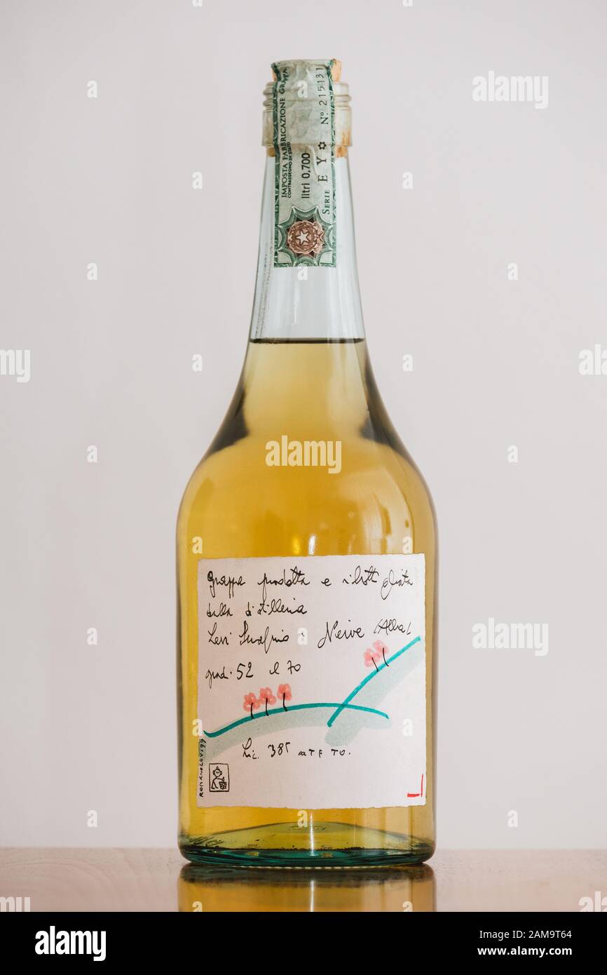 Neive, Alba, Italien - 11. Januar 2020: Original Romano Levi Grappa Flasche mit Zeichnung aus dem Jahr 1995 Stockfoto
