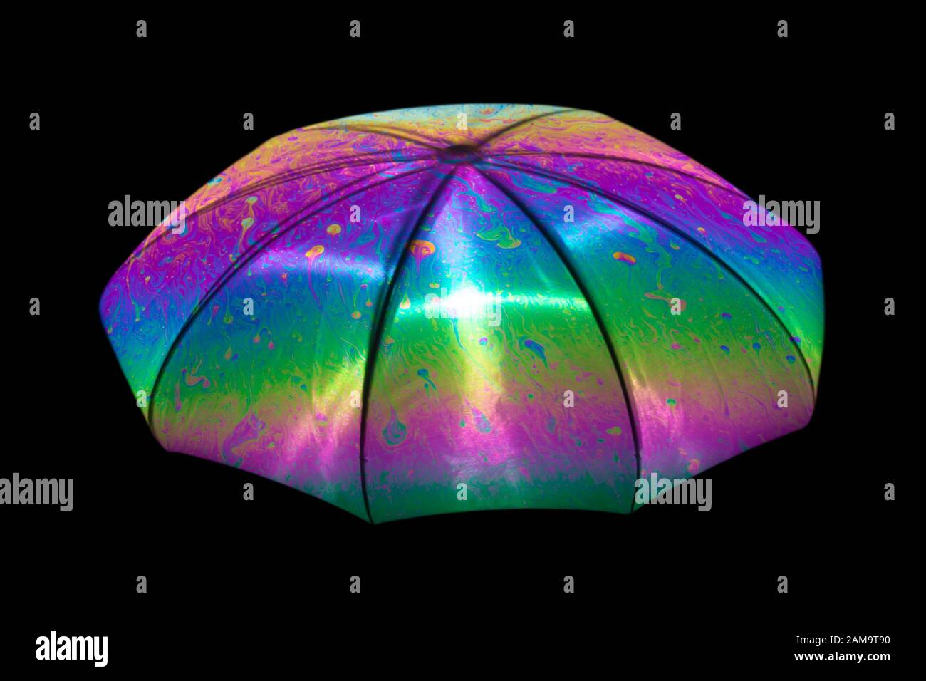 Spiegelung eines Regenschirms auf der Oberfläche einer Seifenblase mit einem Interferenzmuster. Stockfoto