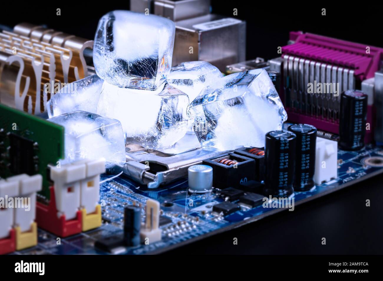 Eiswürfel kühlen die CPU auf dem Motherboard. Übertaktung und Kühlung. Stockfoto