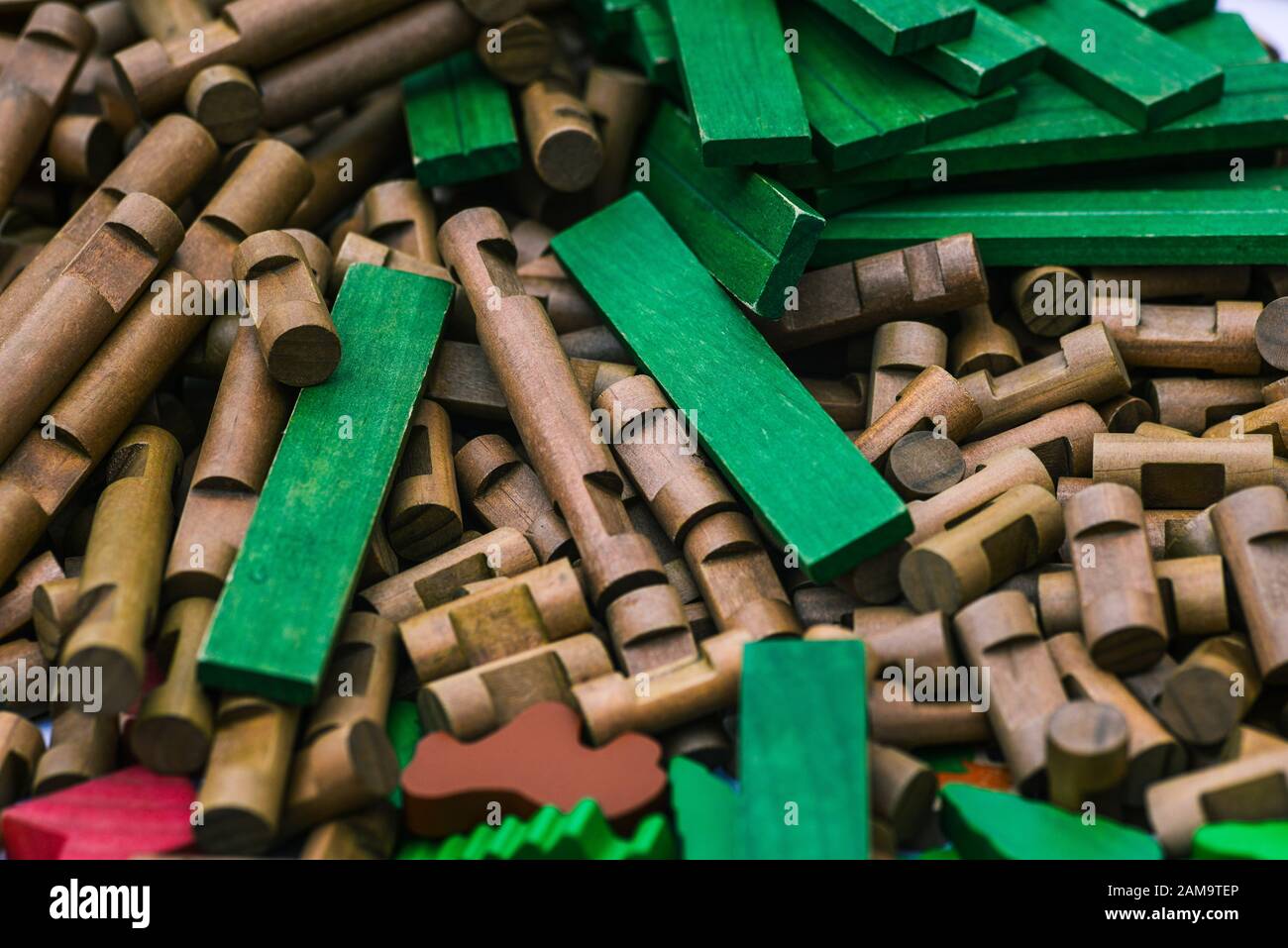 Details eines Holzbauers, der auf einem Schreibtisch verstreut ist. Brettspiel für Kinder. Lernen einer Kinderlogik. Stockfoto