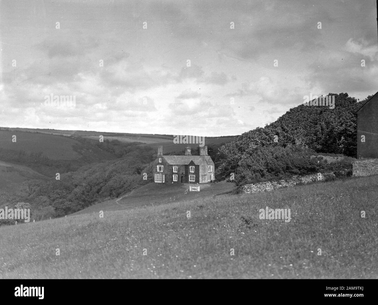 Archivbild um 1920 eines großen Landhauses in Devon, das vom ursprünglichen negativ gescannt wurde. Stockfoto