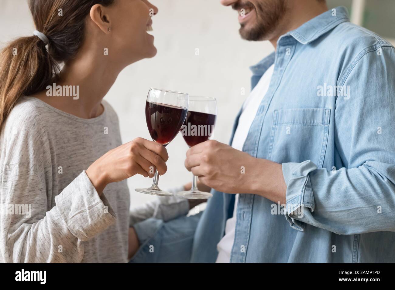 Nahaufnahme der beiden klinkenden Gläser Wein. Stockfoto