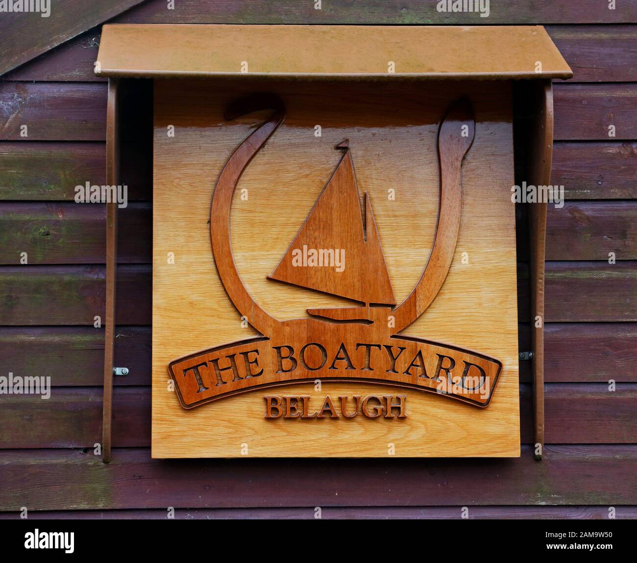 Ein Schild außerhalb Des Boatyard am Fluss Bure auf den Norfolk Broads in der Straße bei Belaugh, Norfolk, England, Großbritannien, Europa. Stockfoto