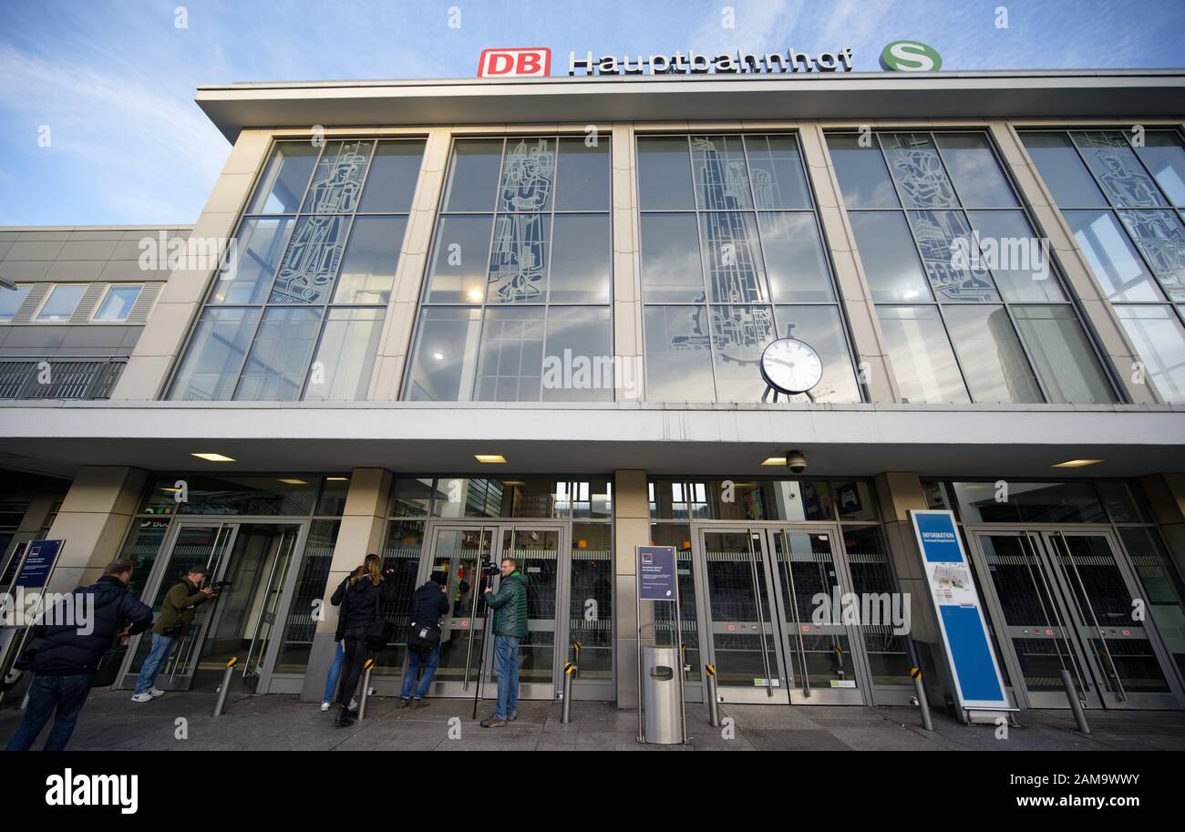 Dortmund, Deutschland. Januar 2020. Journalisten stehen vor dem geschlossenen Hauptbahnhof. Wegen des Verdachts auf vier Luftbomben aus dem Zweiten Weltkrieg müssen Tausende Menschen die Gefahrenzone verlassen. Wenn sich der Verdacht bestätigt, sollen die Bomben heute entschärft werden. Credit: Henning Kaiser / dpa / Alamy Live News Stockfoto