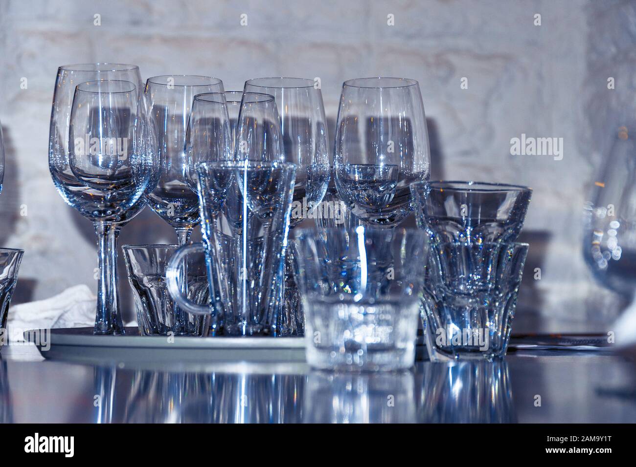Viele der Sauber leere Gläser auf dem Tisch. Soft Focus Stockfoto